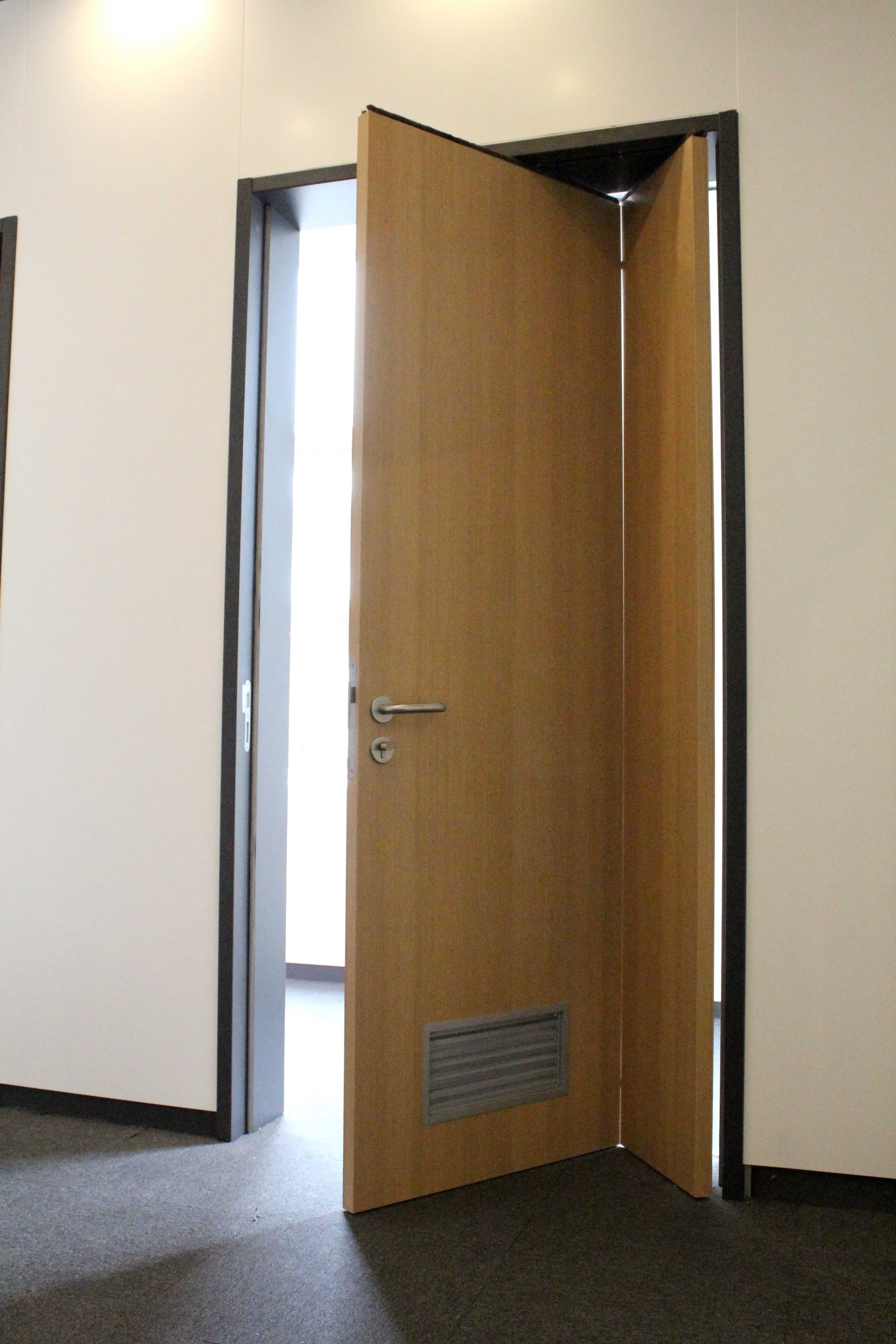 鋼質(zhì)平開折疊門